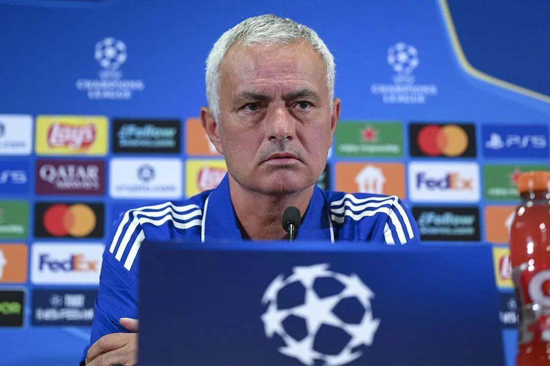 开云下载-穆帅:不批评本菲卡的防守策略,我在巴塞罗那也用10个人防守过