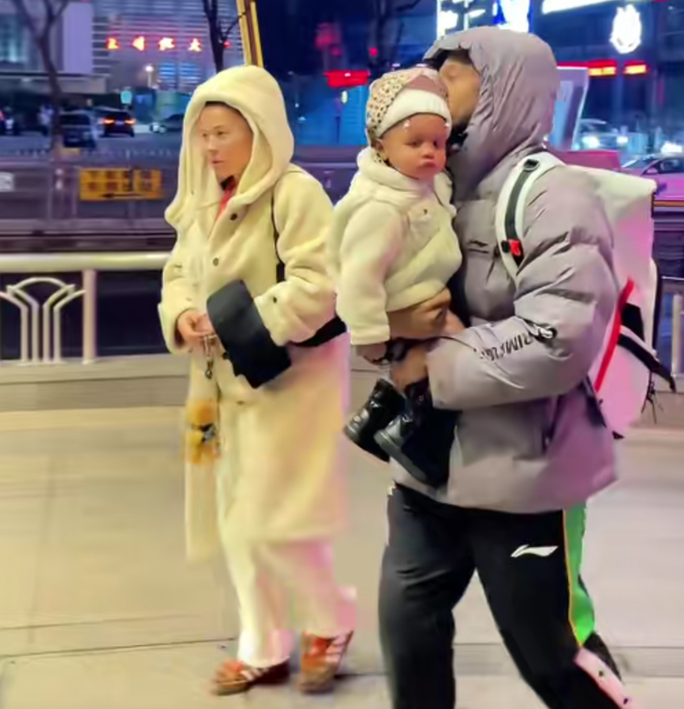 伤心！辽宁队小外援带着老婆、孩子默默地离开沈阳 无人送别