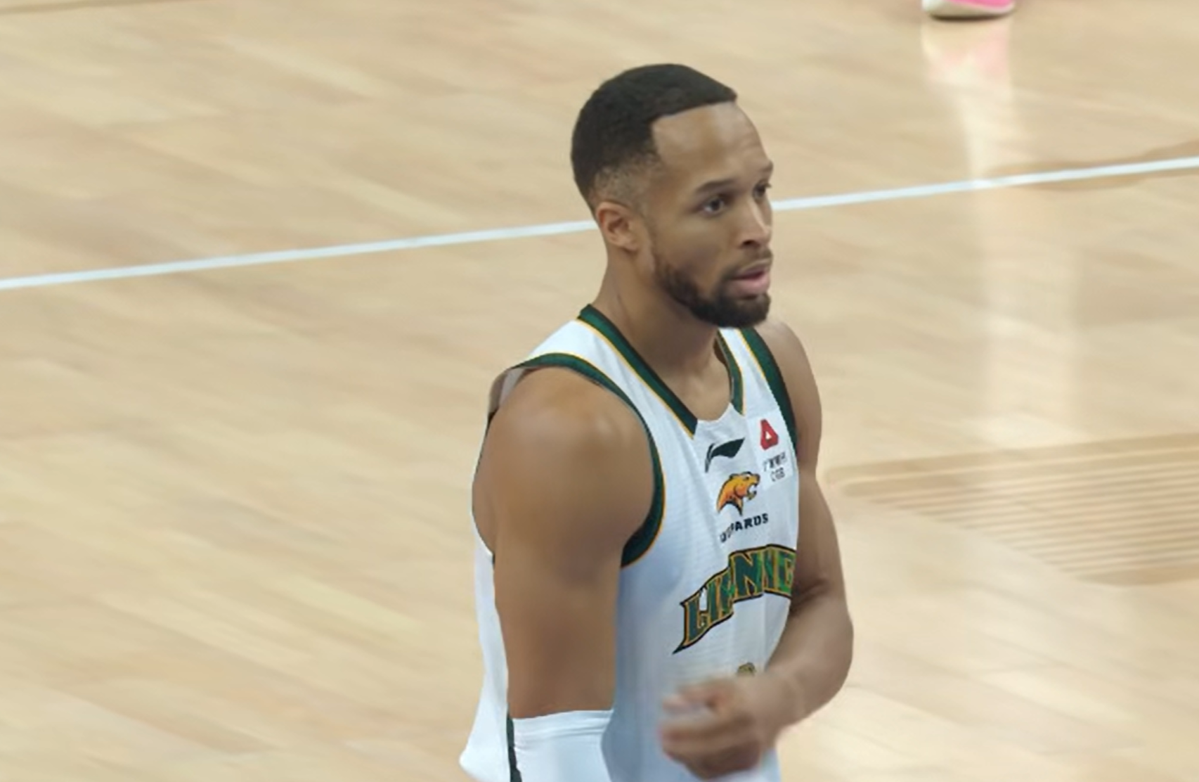 伤心！辽宁队小外援带着老婆、孩子默默地离开沈阳 无人送别