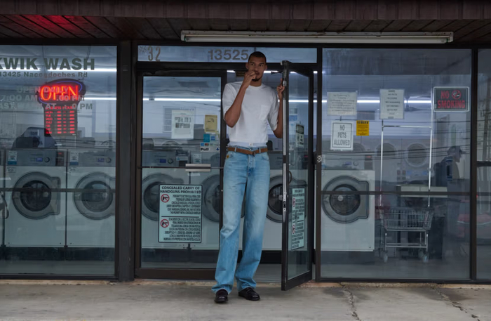 文班登上LOVE杂志：盖帽像毁掉对手的一天 学少林功夫是多年梦想|马刺|圣安东尼奥马刺队|夏洛特黄蜂队|孟菲斯灰熊|文班亚马_新浪体育_新浪新闻