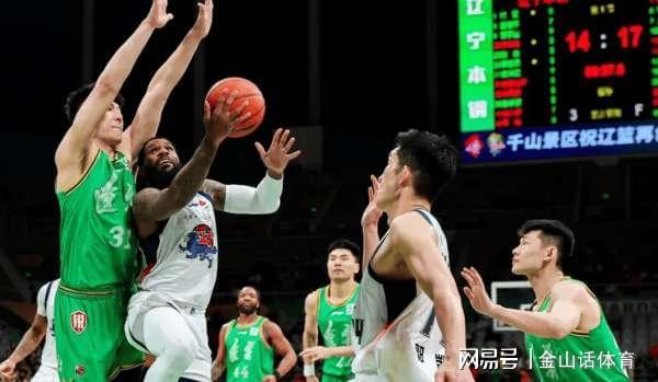 开云官网-坑爹啊！2米14内线2分0板，出现超低级失误，解说: 没一点攻击力