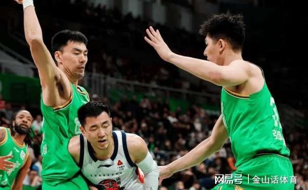 开云官网-坑爹啊！2米14内线2分0板，出现超低级失误，解说: 没一点攻击力