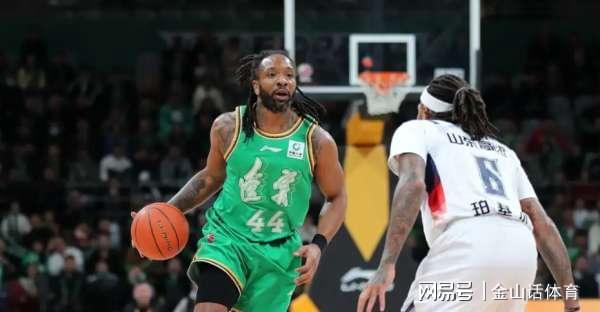 开云官网-坑爹啊！2米14内线2分0板，出现超低级失误，解说: 没一点攻击力