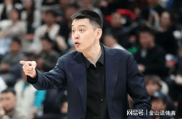 开云官网-坑爹啊！2米14内线2分0板，出现超低级失误，解说: 没一点攻击力