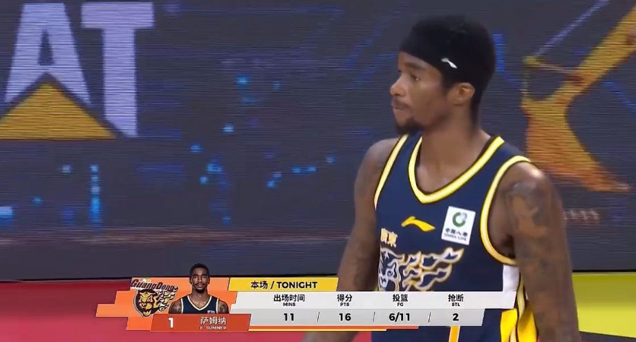 破案！第3节追到差9分，杜锋却撤下萨姆纳的原因找到，奎因要背锅