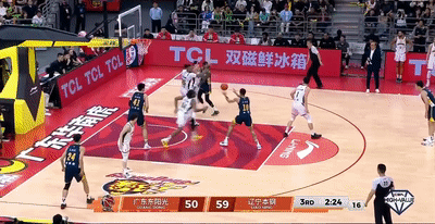 破案！第3节追到差9分，杜锋却撤下萨姆纳的原因找到，奎因要背锅