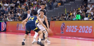 破案！第3节追到差9分，杜锋却撤下萨姆纳的原因找到，奎因要背锅