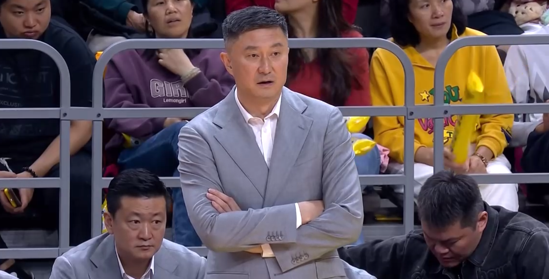 破案！第3节追到差9分，杜锋却撤下萨姆纳的原因找到，奎因要背锅