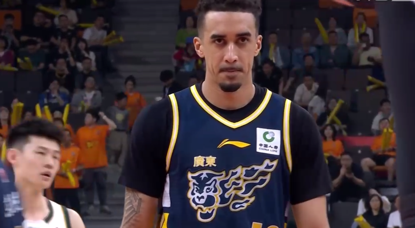 破案！第3节追到差9分，杜锋却撤下萨姆纳的原因找到，奎因要背锅