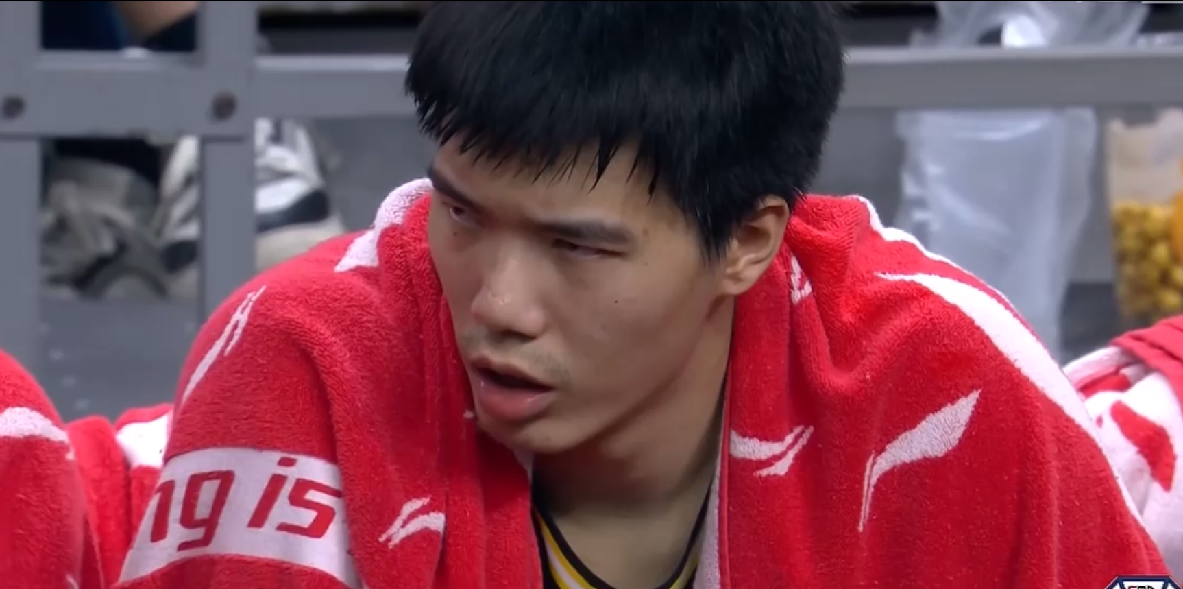 破案！第3节追到差9分，杜锋却撤下萨姆纳的原因找到，奎因要背锅