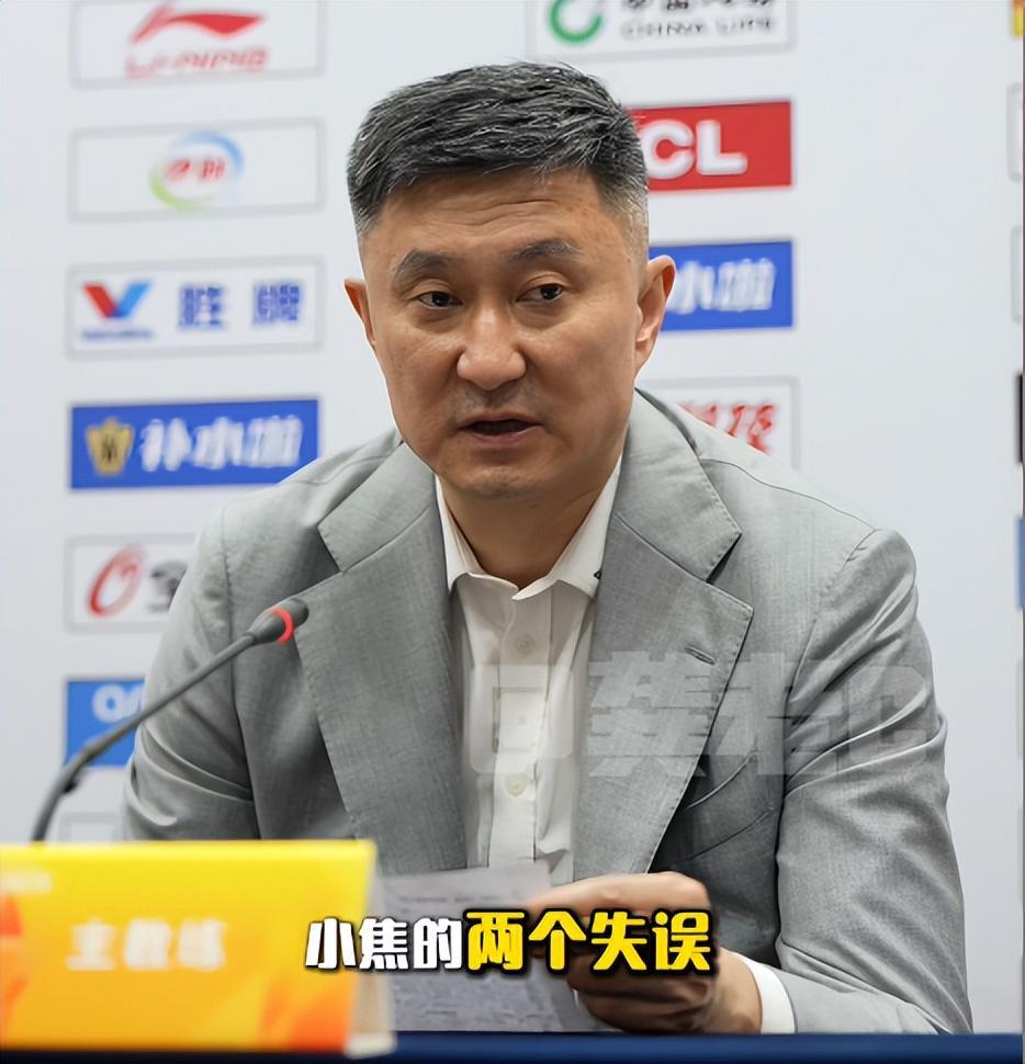 破案！第3节追到差9分，杜锋却撤下萨姆纳的原因找到，奎因要背锅