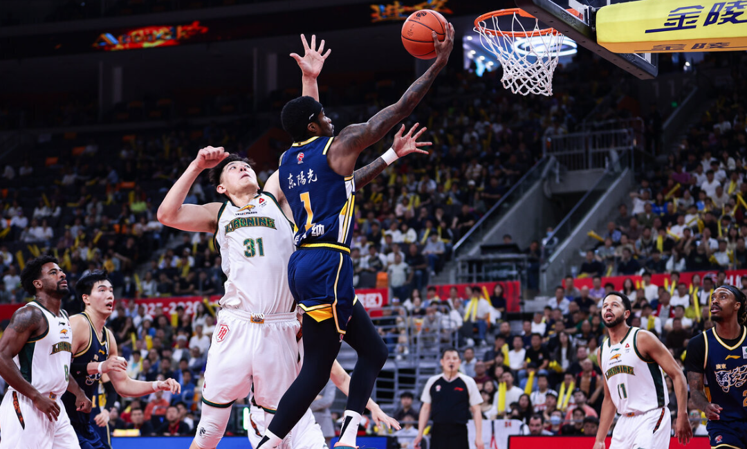 破案！第3节追到差9分，杜锋却撤下萨姆纳的原因找到，奎因要背锅