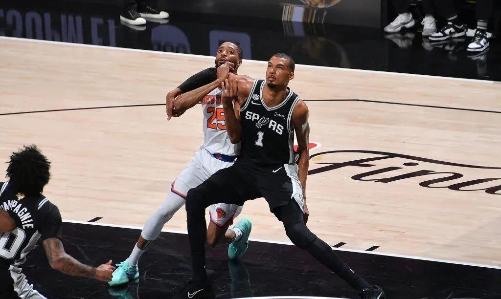 开云下载-NBA总决赛G1大比分0-1！马刺完败尼克斯！文班亚马狂砍26分难救主