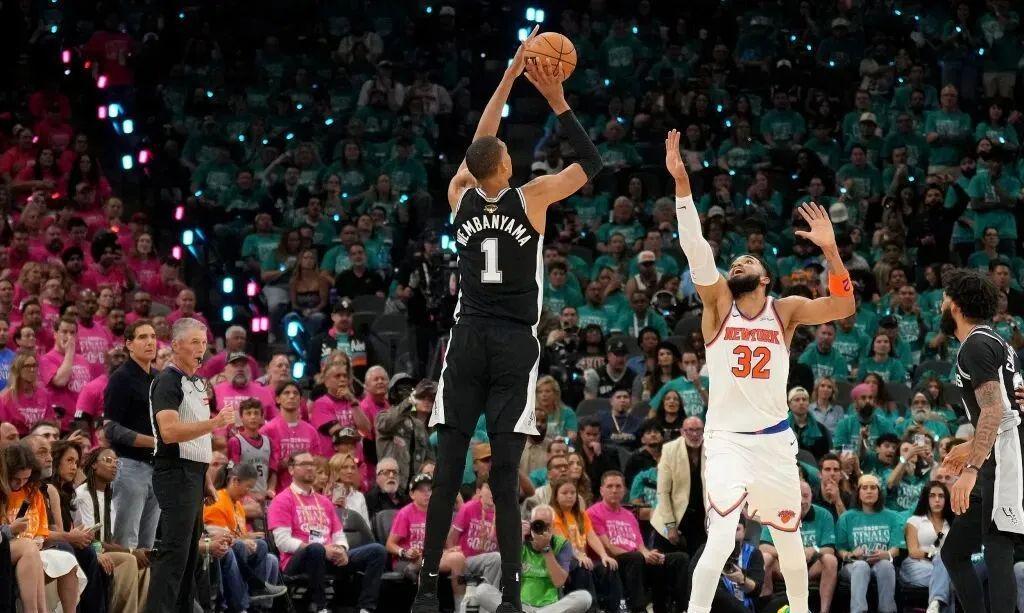开云下载-NBA总决赛G1大比分0-1！马刺完败尼克斯！文班亚马狂砍26分难救主