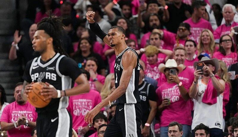 开云下载-NBA总决赛G1大比分0-1！马刺完败尼克斯！文班亚马狂砍26分难救主