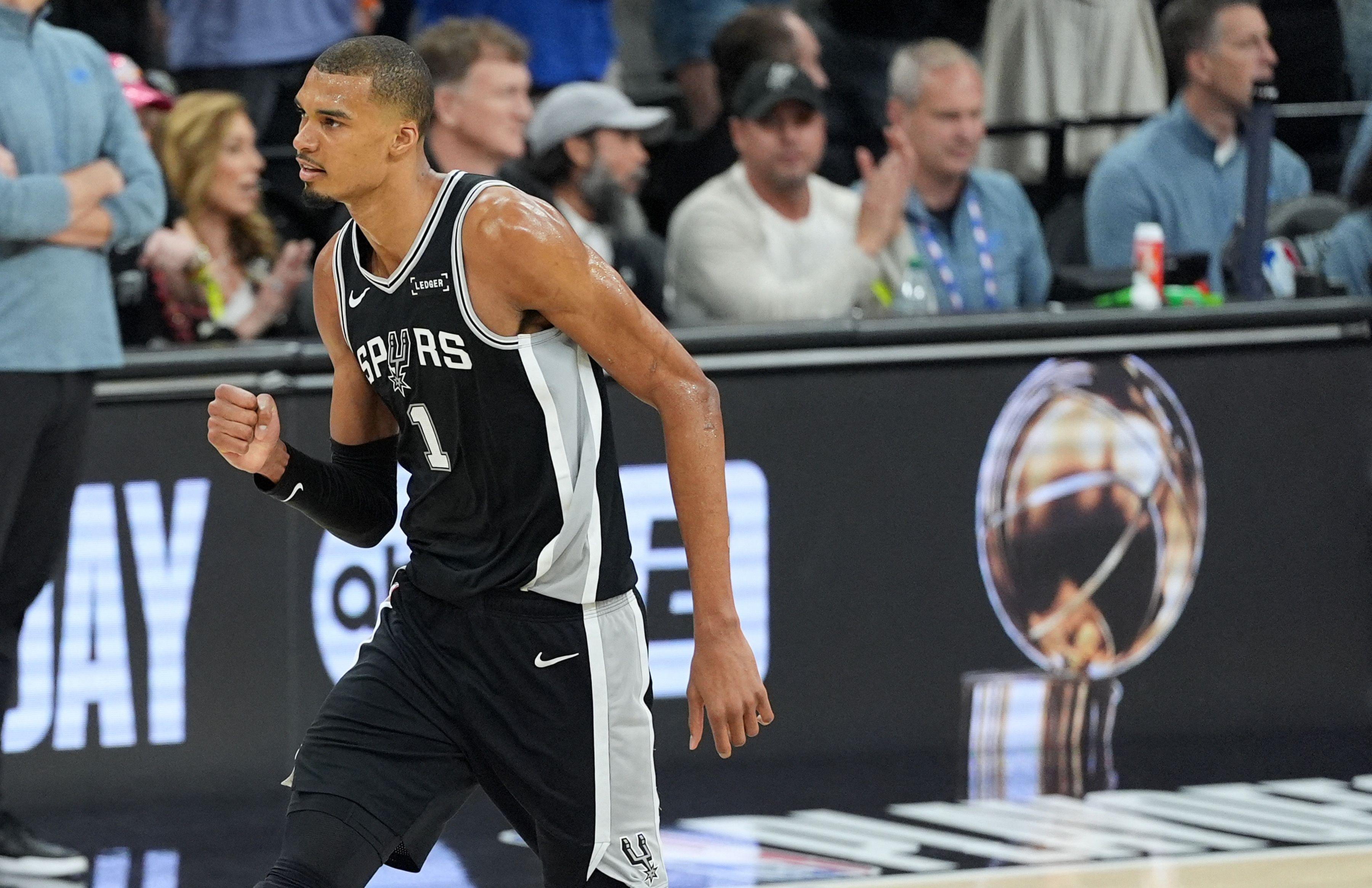 开云下载-NBA总决赛G1大比分0-1！马刺完败尼克斯！文班亚马狂砍26分难救主